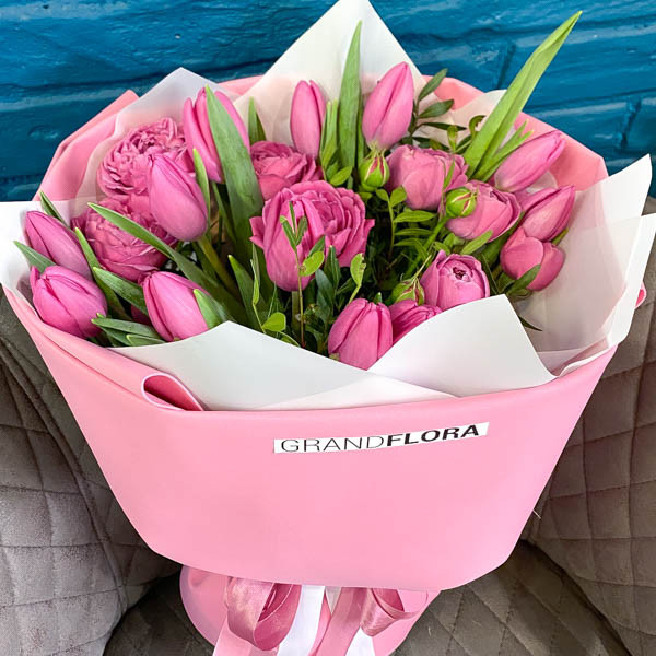 Любимые моменты – букет с розовыми кустовыми розами и тюльпанами