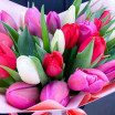 Весна на ладонях - букет из разноцветных тюльпанов 2